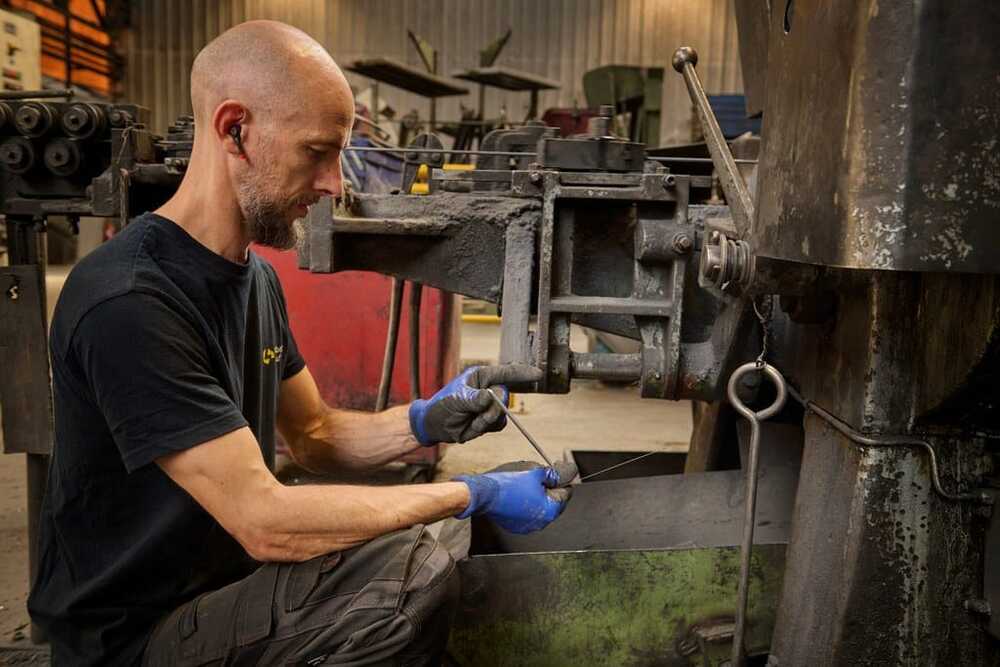 Photo opérateur de production dans l'atelier pointerie